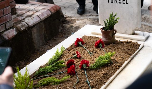 İzmirli usta gazeteci mezarı başında anıldı