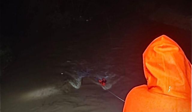 Menderes’te araç dereye uçtu, İzmir İtfaiyesi seferber oldu