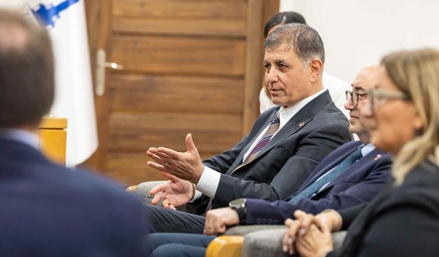 Başkan Tugay Büyükelçi Dumont ve Fransız heyetini konuk etti