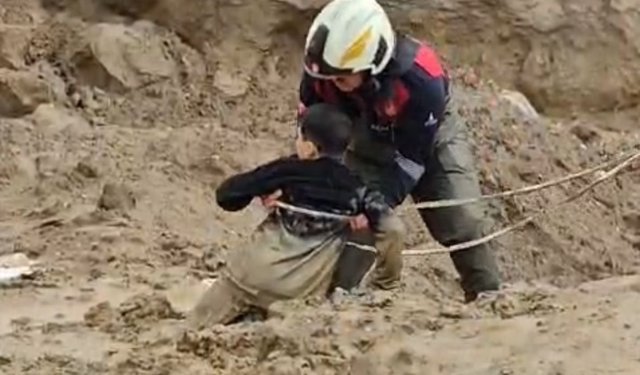 Torbalı'da çamura saplanan iki çocuğu itfaiye kurtardı