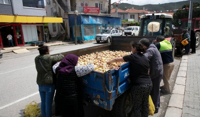 Güzelbahçe Belediyesi’nden Vatandaşa Ücretsiz Patates ve Soğan Desteği