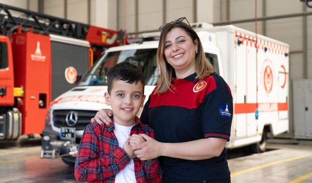 Yangında hayat kurtarıyor, evde oğlunun umudu oluyor