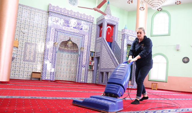 Çiğli’de Bayram Öncesi İbadethanelerde Kapsamlı Temizlik