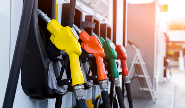 İZMİR’DE MOTORİN 70,60 TL’YE ÇIKIYOR