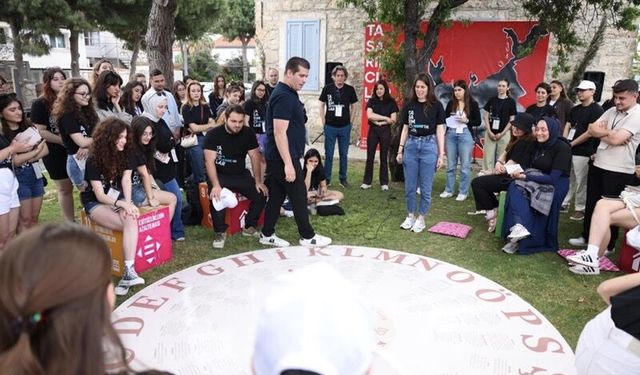 Tasarımcılar Çeşme’de ikinci kez gençlerle buluştu