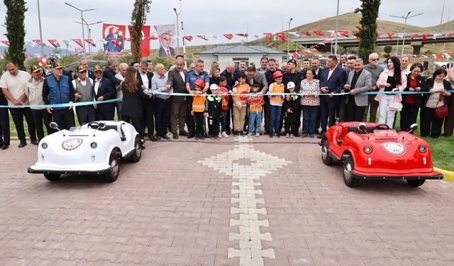 Menemen'de çocuklar için trafik eğitim parkuru açıldı