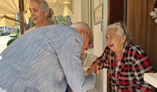HUZUREVİNDE DUYGU SELİ