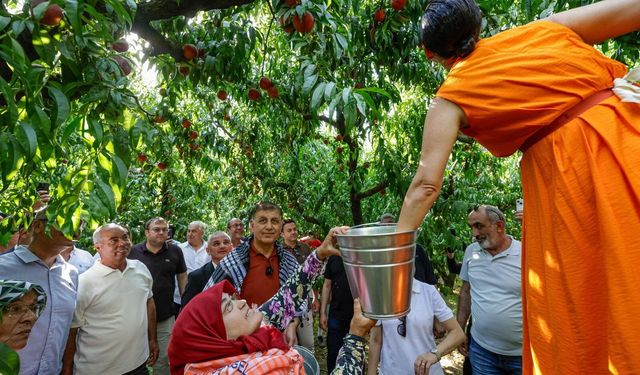 Selçuk’ta Şen Şeftali Şenliği üreticiye umut oldu
