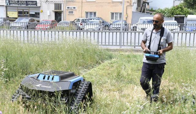 Çiğli’de temizlikte yeni dönem: Ot biçme robotu devrede