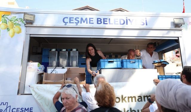 Çeşme'de aşure lokması paylaşıldı