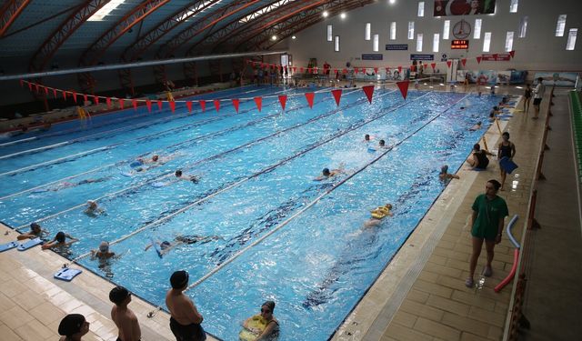Karşıyaka’da yüzme zamanı: Yaz tatili havuz keyfiyle taçlanıyor