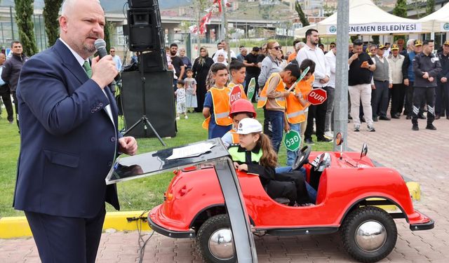 ASARLIK TRAFİK EĞİTİM PARKURU’NDA HER GÜN 50 ÇOCUK KURALLARI ÖĞRENİYOR