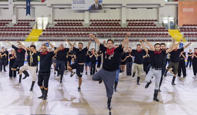 “İzmir'de zeybek bilmeyen kalmasın” çağrısı 500 kişilik topluluğa dönüştü