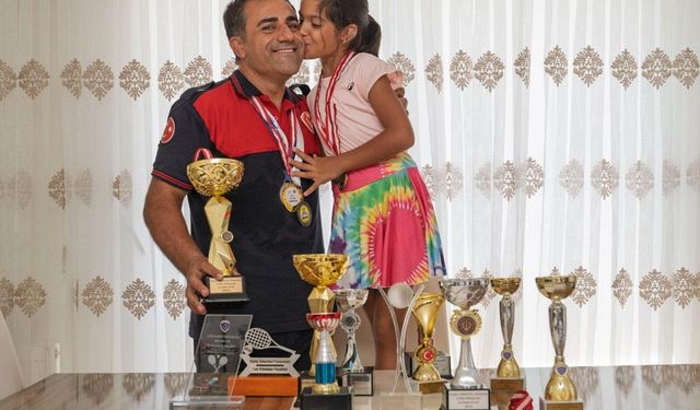 Hayat kurtaran baba, kızını kortlarda şampiyonluğa hazırlıyor