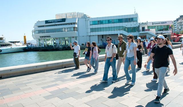 Karşıyaka’da rehberli turlar yeni rotayla devam ediyor:  “Atatürk’ün Adımlarıyla Karşıyaka”