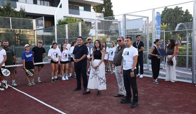 Çeşme’de spora yeni yatırım: 16 Eylül Kurtuluş Parkı’na padel kortu kazandırıldı