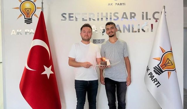 AK Parti İzmir İl Gençlik Kolları’ndan Anlamlı Kutlama: 25. Yılda, 25 Yaşındaki Gençlerle Doğum Günü Kutlamaları