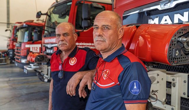 İZMİR’DE 33 YILLIK İTFAİYECİLİK HİKÂYESİ: İKİZ KARDEŞLER OMUZ OMUZA GÖREVDE