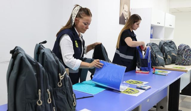 Buca Belediyesi öğrencilere çanta ve kırtasiye seti dağıttı