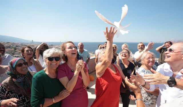 Konak’ta Dünya Barış Günü’nde gökyüzüne rengarenk balonlar salındı