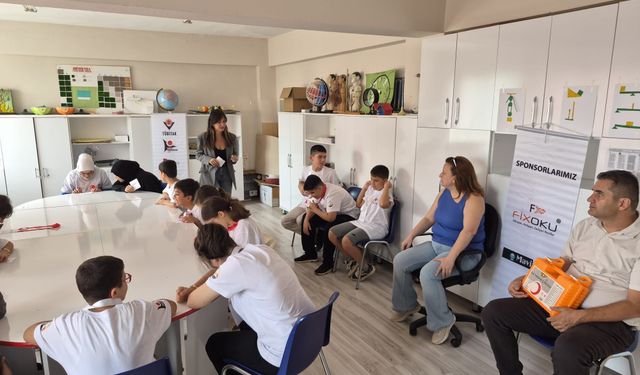 İKÇÜ’den Görme Engelli Öğrencilere Yönelik Anlamlı Proje: “Gören Kulaklar, Konuşan Eller” Sahada
