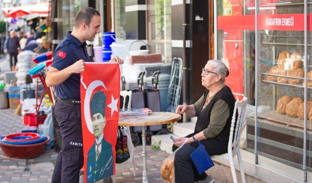 NARLIDERE BELEDİYESİ’NDEN CUMHURİYET BAYRAMI ÖNCESİNDE ESNAFA BAYRAK DAĞITIMI