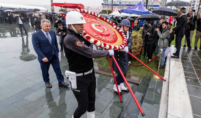 Cumhuriyet Bayramı kutlamaları çelenk sunma töreni ile başladı