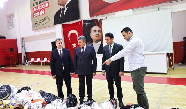 BAYRAKLI’DA 51 OKULA 1,5 MİLYON TL’LİK SPOR DESTEĞİ