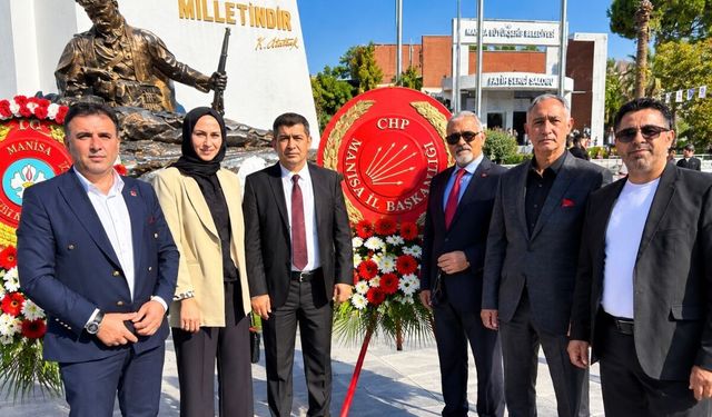CHP Manisa İl Başkanlığı’ndan Atatürk’e Anlamlı Çelenk Sunumu
