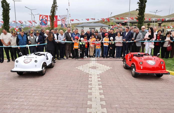 Menemen'de çocuklar için trafik eğitim parkuru açıldı