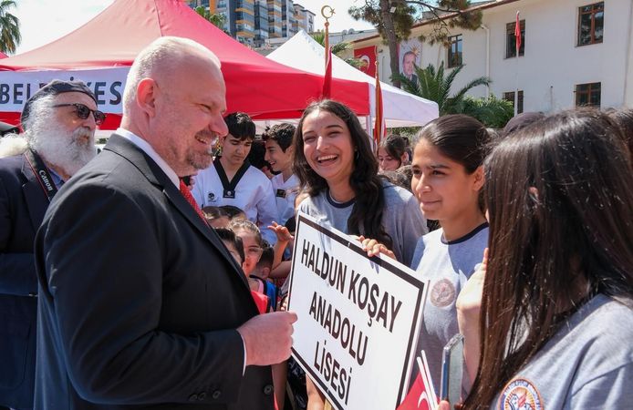 Pehlivan'dan 19 Mayıs mesajı: Gençliğin yanında olmak, geleceğe sahip çıkmaktır