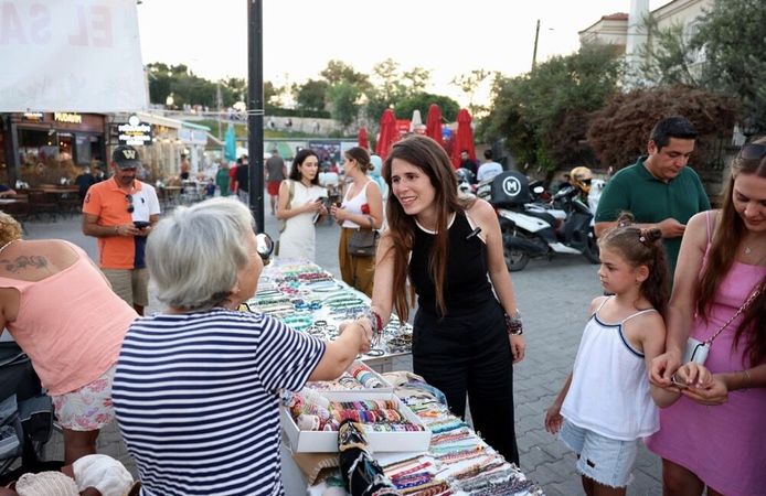 Çeşme’de kadın emeği gece pazarlarında hayat buluyor