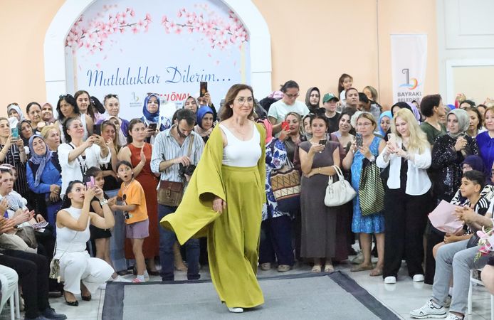 BAYRAKLI’NIN ÜRETEN KADINLARI ESERLERİNİ SERGİLEDİ