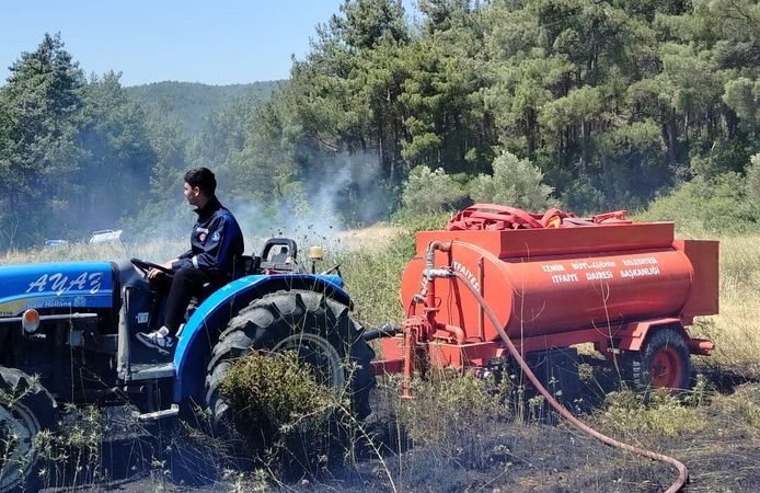 Bornova’da ot yangını büyümeden söndürüldü