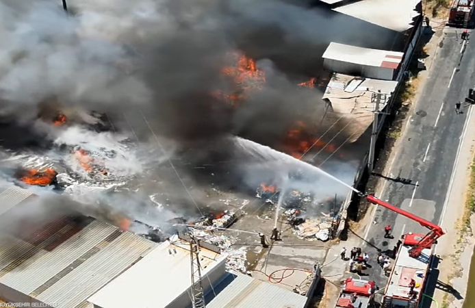 Menemen’deki geri dönüşüm tesisi yangınına yoğun müdahale
