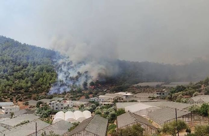 Mersin’de Orman Yangını: 80 Hane Tahliye Edildi