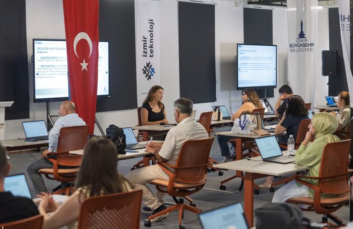 Büyükşehir’den esnaf temsilcilerine yapay zekâ eğitimi