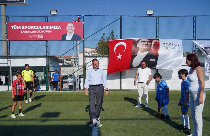 Ayvalık’ta 30 Ağustos Atatürk Kupası Futbol Turnuvası başladı