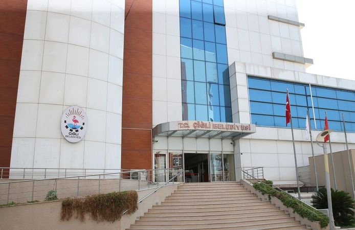 Çiğli Belediye Başkanı Onur Emrah Yıldız’ın Makam Aracına Silahlı Saldırı