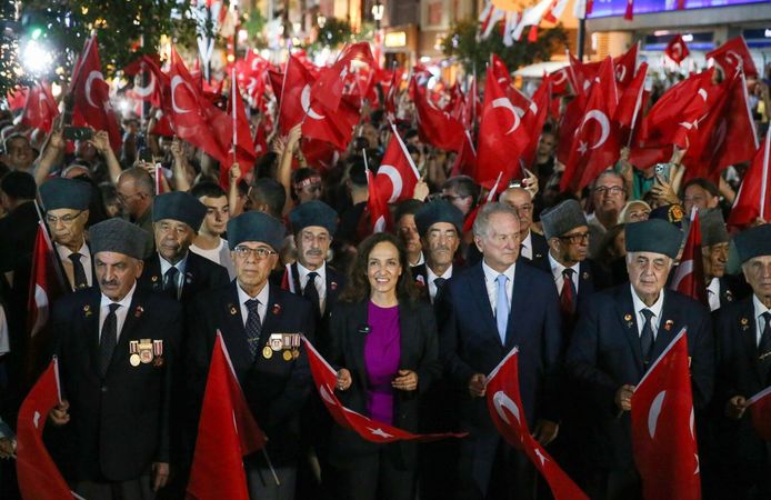 Karşıyaka’da 9 Eylül coşkusu sokakları kırmızı beyaza bürüdü