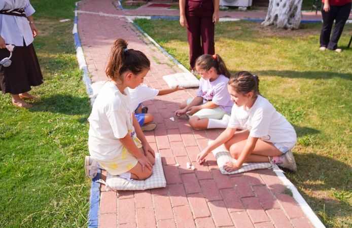 Seferihisar Belediyesi, çocukları geçmişin sokak oyunlarıyla buluşturdu.