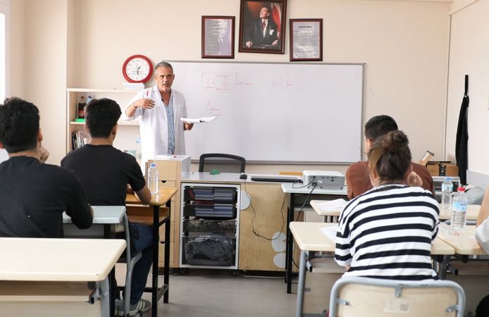 BAYRAKLI’DA EĞİTİME ANAOKULUNDAN ÜNİVERSİTEYE KADAR DESTEK