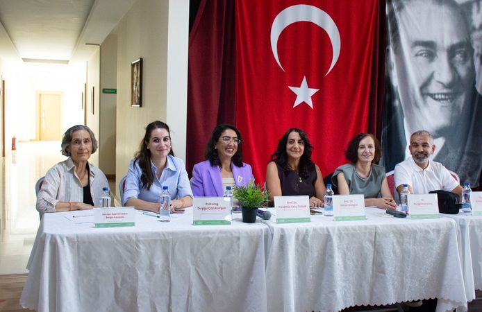 Karşıyaka’da Alzheimer’la yaşam konuşuldu