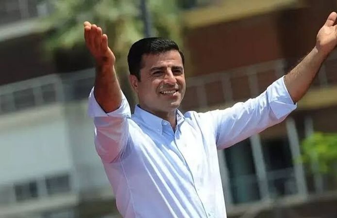 Demirtaş’a Sırrı Sakık’tan ziyaret: Siyasetçiler içeride tutulurken, barıştan bahsetmek ciddi çelişkidir
