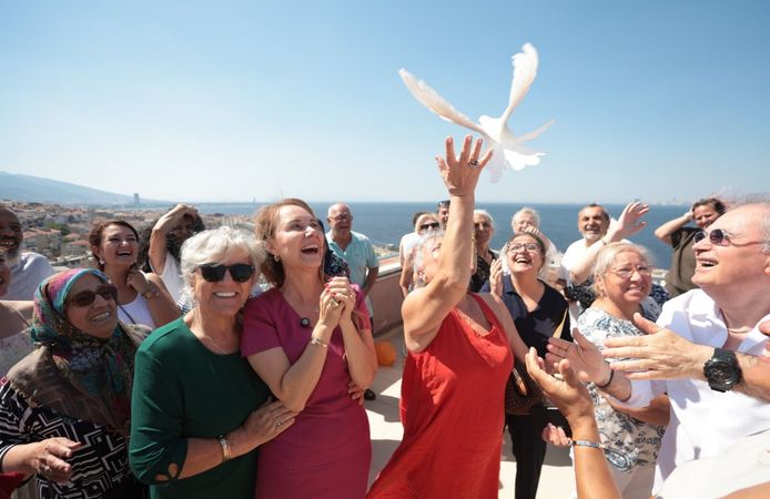 Konak’ta Dünya Barış Günü’nde gökyüzüne rengarenk balonlar salındı