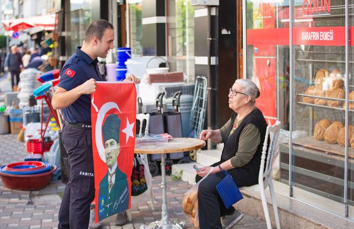 NARLIDERE BELEDİYESİ’NDEN CUMHURİYET BAYRAMI ÖNCESİNDE ESNAFA BAYRAK DAĞITIMI
