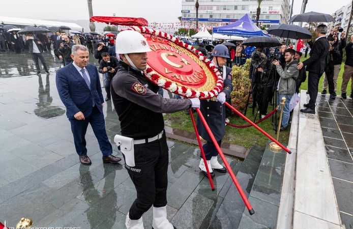 Cumhuriyet Bayramı kutlamaları çelenk sunma töreni ile başladı