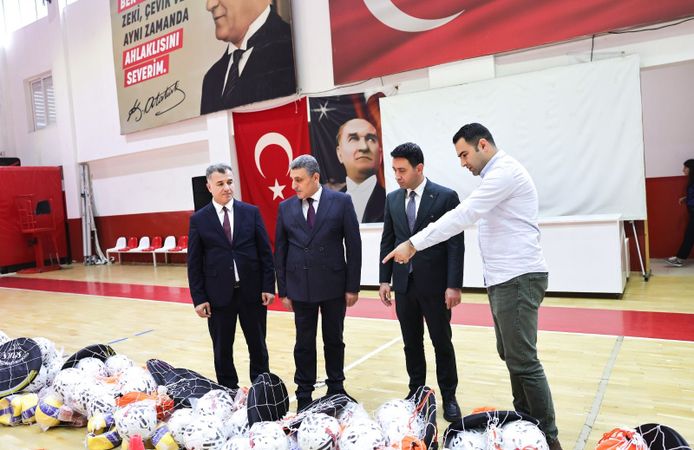 BAYRAKLI’DA 51 OKULA 1,5 MİLYON TL’LİK SPOR DESTEĞİ