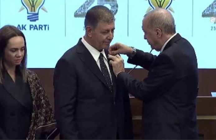 İZMİR’DE YENİ DÖNEM: CEMİL TUGAY AK PARTİ’YE KATILDI, ROZETİNİ CUMHURBAŞKANI RECEP TAYYİP ERDOĞAN TAKTI