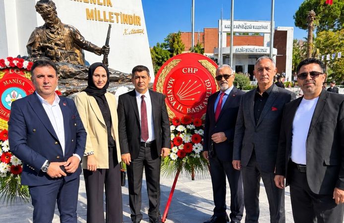 CHP Manisa İl Başkanlığı’ndan Atatürk’e Anlamlı Çelenk Sunumu